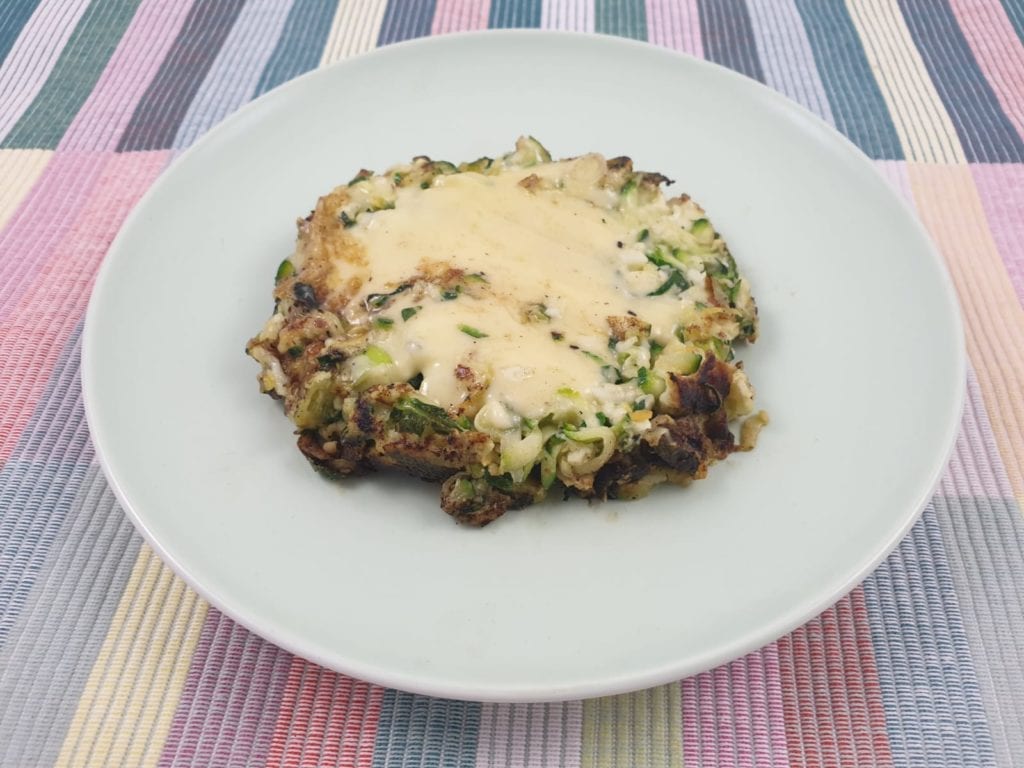 Bord met halloumi-courgette burger