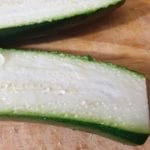 Courgette met vocht naarboven getrokken door het zouten