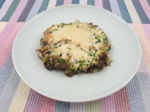 Bord met halloumi-courgette burger