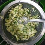 Halloumi-courgette beslag in een metalen zeef