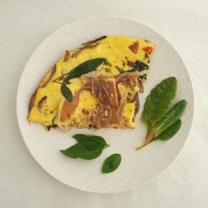 Wit bord met frittata met snijbiet