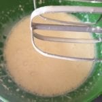 Groene kom met schuimig geklopte eieren