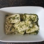 Schaaltje met gemarineerde halloumi