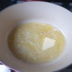 Braadpan met gesmolten roomboter