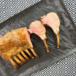 zwart bord met lamsrack