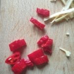 Snijplank met in ringetjes gesneden jalapeno peper