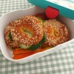 Gezonde lunch om mee te nemen Keto bagels met groenten en Leerdammer in lunchdoos