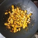 Wok met goudgele halloumi