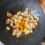 Halloumi met kurkuma in de wok