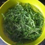 Kom met water met rucola