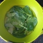 Spinazie in een kom met water