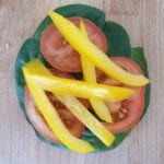 Houten snijplank met bagel met groenten