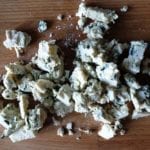 In stukjes gesneden blauwe kaas