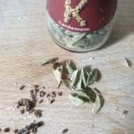 Houten snijplank met cardemomzaadjes