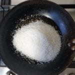 Geraspte kokos in koekenpan