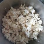 Kleine stukjes bloemkool in een pan