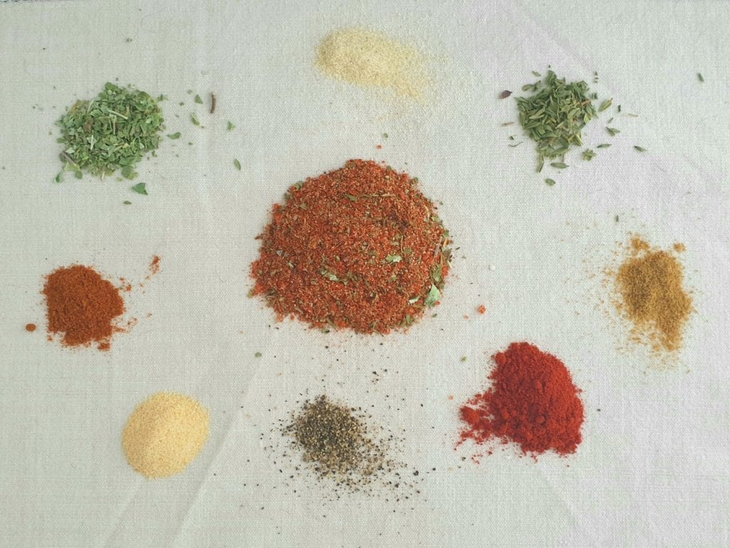 Cajun kruidenmix met ook losse kruiden op kleedje