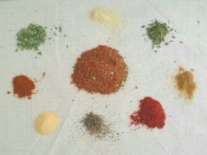 Cajun kruidenmix met ook losse kruiden op kleedje
