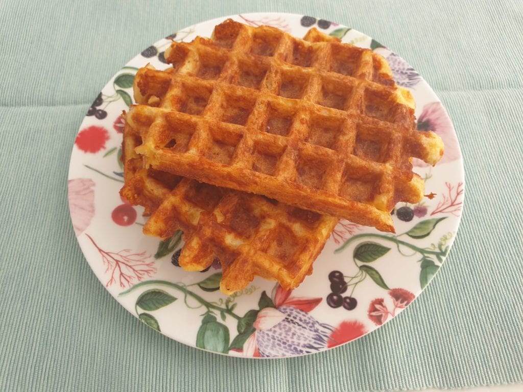 Bord met een stapeltje keto chaffles