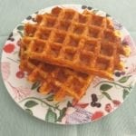 Chaffles Bord met een stapeltje keto chaffles