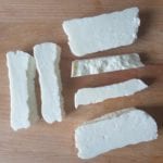 Snijplank met plakken halloumi