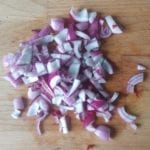 Snijplank met rode ui