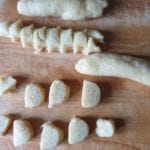 Houten snijplank met gnocchi deeg