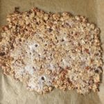 Granola net uit de oven, je ziet witte belletjes van de hete kokosolie