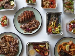 Griekse voor en hoofdgerechten afgehaald bij Grieks restaurant