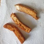 Gefrituurde halloumi op keukenpapier