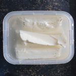 Bakje met halloumi in water met citroensap