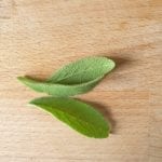Houten snijplank met salie blaadjes