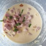 ham en salie in kom met eierbeslag