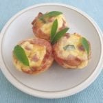 Bordje met ham-kaas muffins en salie blaadjes