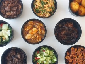 Bakjes met Indonesisch eten afgehaald bij Indonesische Toko