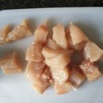 Snijplank met stukken kipfilet