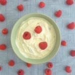 Kommetje met labneh met frambozen