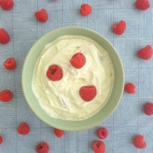 Kommetje met labneh met frambozen