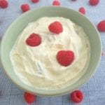 Kommetje met labneh met frambozen