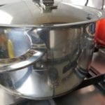 Deksel op de pan met melk, vuur is uit