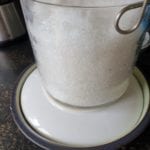 Kom met bordje en een pot zout er bovenop