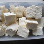 Plastic bakje met blokjes paneer