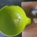 Fijngeraspte gember in een kom