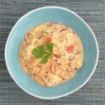 Een kom met Paneer Bhurji en verse koriander