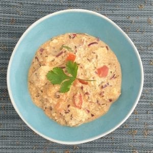 Een kom met Paneer Bhurji en verse koriander