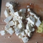 Houten snijplank met blokjes paneer