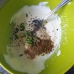 Specerijen met labneh in een kom
