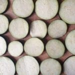 Houten snijplank met plakken aubergine met zout