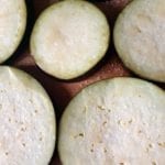 Plakken aubergine met vochtdruppeltjes