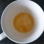 Gesmolten roomboter in een kopje